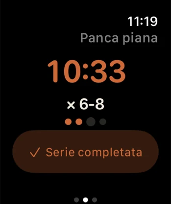 The app on the Apple Watch: the exercise name, the stopwatch, the set target and the dots for the sets done